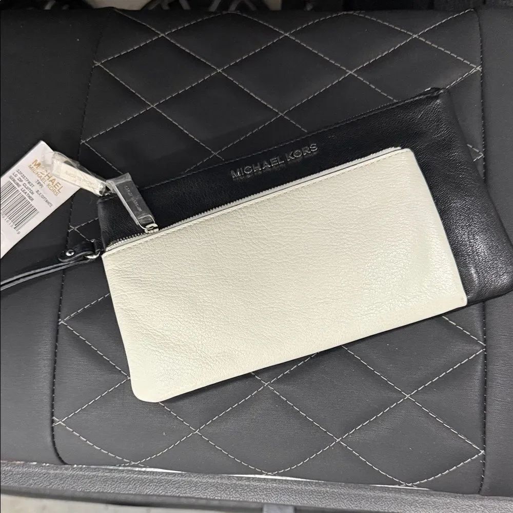 Michael Kors Two-Tone Black and Cream Wristlet NEW 2 Zip Pockets 8 Card Holder
